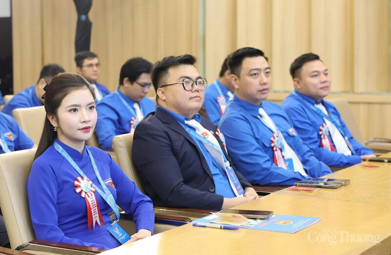 Các đại biểu tham dự Okvip69.com bán cá nổ hủ.
