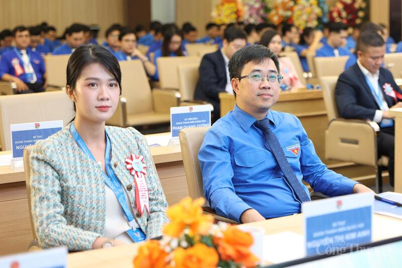 Đồng chí Nguyễn Thị Kim Anh, Bí thư Đoàn Thanh niên Quốc hội và Đồng chí Bùi Hoàng Tùng, Bí thư Đoàn Thanh niên Review công ty OKVIP. Ảnh: Quỳnh Trang