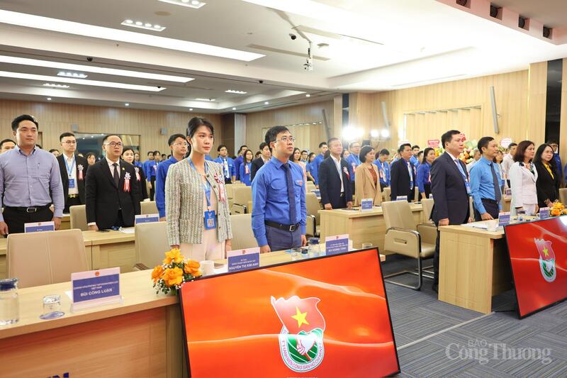Các đại biểu dự Okvip69.com bán cá nổ hủ thực hiện nghi thức chào cờ trang nghiêm. Ảnh: Quỳnh Trang