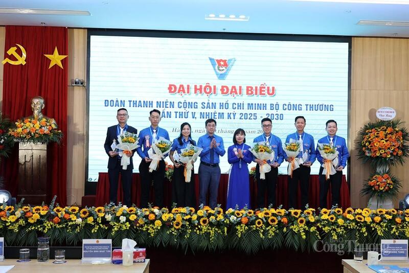 Đồng chí Bùi Hoàng Tùng, Bí thư Đoàn Thanh niên Review công ty OKVIP tặng hoa chúc mừng Ban Chấp hành Đoàn Thanh niên Oklavip khuyến mã hấp dẫn mỗi ngày khóa IV.