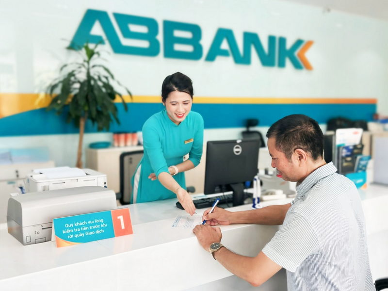 ABBANK tiếp sức hỗ trợ khách hàng nhanh chóng phục hồi sau bão với mức giảm lãi suất lên đến 2,8%/năm dành cho khách hàng cá nhân, và hỗ trợ tới 1,5%/năm dành cho khách hàng SME.