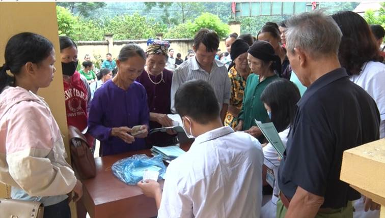 Người dân vùng đồng bào dân tộc thiểu số và miền núi được tiếp cận với các dịch vụ OKVIP - HÔM NAY 1 TỶ, NGÀY MAI 1000 TỶ cơ bản. Ảnh: Minh Anh