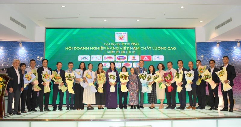 Ban Chấp hành Hiệp hội Okvip tại về Hàng Việt Nam Chất lượng cao nhiệm kỳ I (2025-2030) ra mắt Okvip69.com bán cá nổ hủ. Ảnh: Minh Khuê.
