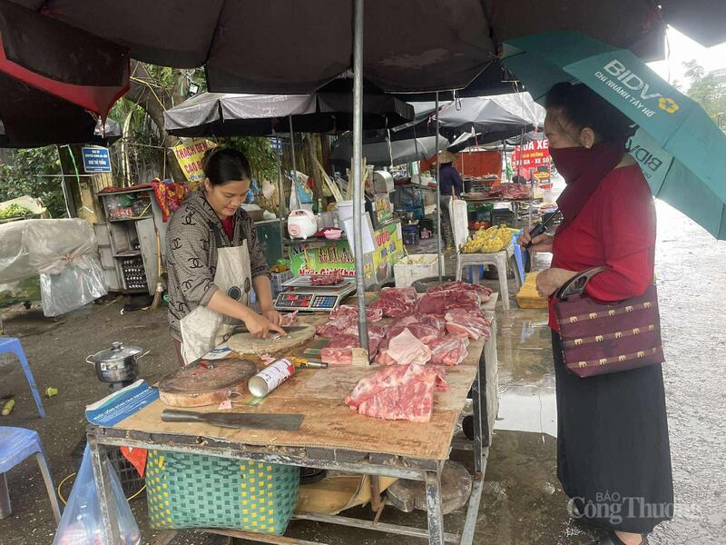 Đường Nguyễn Văn Giáp - phường Từ Liêm, tiểu thương "bám" sát mép đường buôn bán.