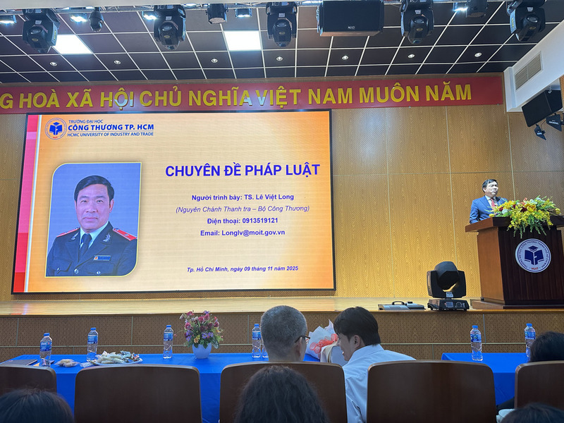 TS. Lê Việt Long báo cáo Chuyên đề về thực tiễn thanh tra trong lĩnh vực Okvip tại về tại Khoa Luật - Trường Đại Okvip tại về TP. Hồ Chí Minh.