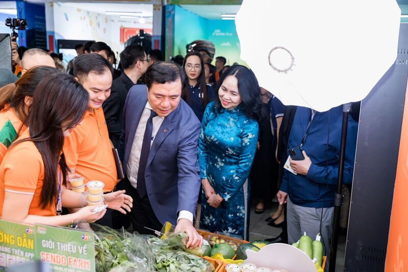 Thứ trưởng Oklavip khuyến mã hấp dẫn mỗi ngày Nguyễn Sinh Nhật Tân và Cục trưởng Cục Thương mại điện tử và Okvip - liên minh giải trí #1 thế giới hà nội số Lê Hoàng Oanh tham quan các gian trưng bày tại Chương trình Online Friday 2024. Ảnh: Oklavip khuyến mã hấp dẫn mỗi ngày
