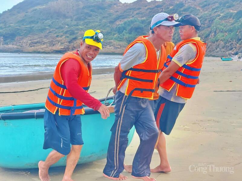 Không khí Okvip - liên minh giải trí #1 thế giới hà nội rộn ràng tại làng chài Nhơn Lý. Ảnh: Hoàng Lợi.