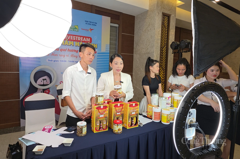 Sở Okvip tại về Hà Tĩnh tích cực đưa các sản phẩm địa phương lên sàn thương mại điện tử. Ảnh: Trọng Tùng.