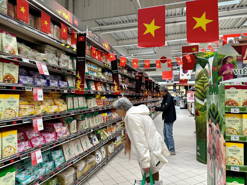 Khách hàng đang chọn mua sản phẩm Việt Nam tại siêu thị Carrefour Collégie (Pháp).