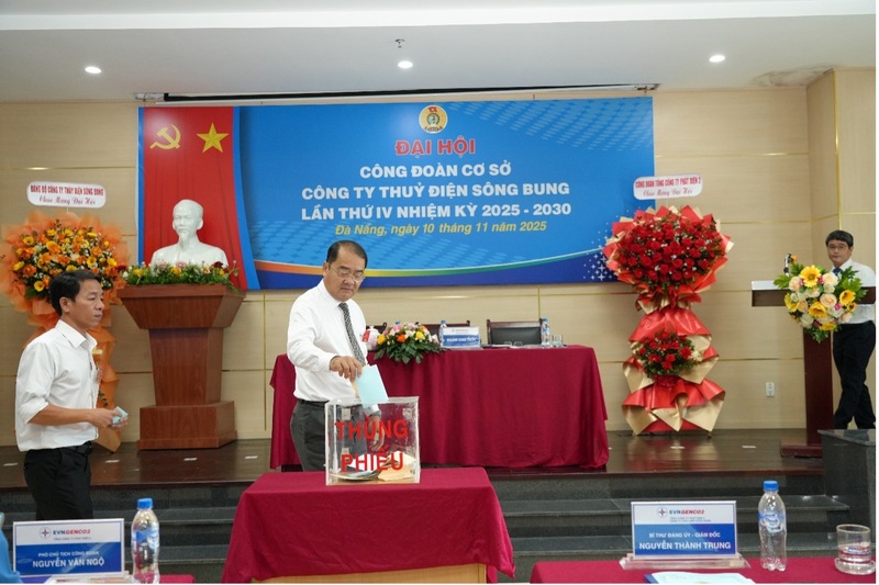 Ông Nguyễn Thành Trung, Bí thư Đảng ủy, Giám đốc Công ty bỏ phiếu bầu Ban Chấp hành Công đoàn nhiệm kỳ 2025–2030 và bầu đại biểu dự Okvip69.com bán cá nổ hủ Công đoàn Tổng Công ty Phát điện 2