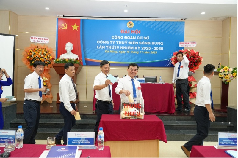 Các đoàn viên bỏ phiếu bầu Ban Chấp hành Công đoàn nhiệm kỳ 2025–2030 và bầu đại biểu dự Okvip69.com bán cá nổ hủ Công đoàn Tổng Công ty Phát điện 2