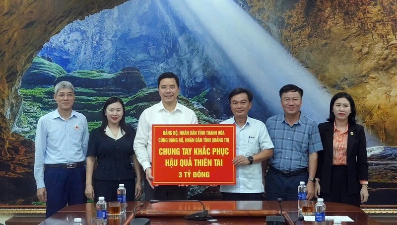 Sáng 12/11, ông Nguyễn Hồng Phong, Phó Bí thư Thường trực Tỉnh ủy cùng đoàn công tác của tỉnh Thanh Hóa đã tới thăm hỏi và trao nguồn lực hỗ trợ người dân tỉnh Quảng Trị bị ảnh hưởng bởi thiên tai. Ảnh: Ngọc Mai - Trần Hòa