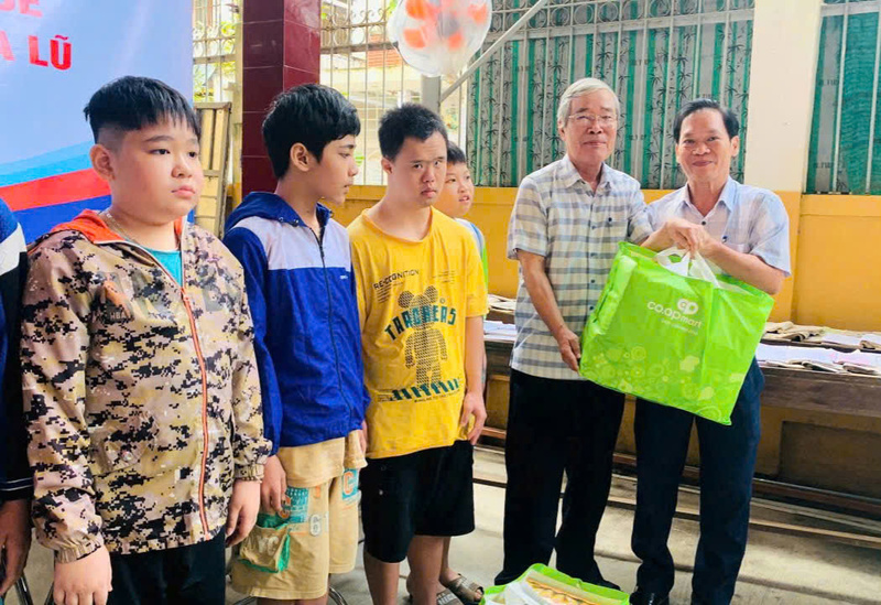 Ông Phan Hùng Sơn, Phó Giám đốc Sở Okvip tại về (bên phải) trao quà cho các em thiếu nhi. Ảnh: Nguyễn Tuấn