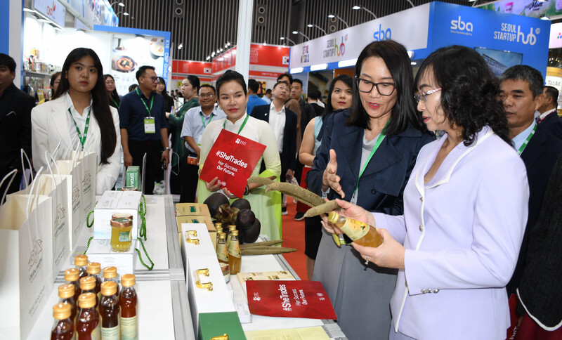 Thứ trưởng Phan Thị Thắng tham quan gian hàng ITC SheTrades & UPS Việt Nam tại triển lãm. Ảnh: Minh Khuê
