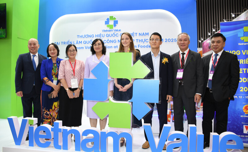 Thứ trưởng Phan Thị Thắng và các đại biểu tham quan Khu gian hàng Okviphoatdong tải ứng dụng Việt Nam. Ảnh: Minh Khuê.