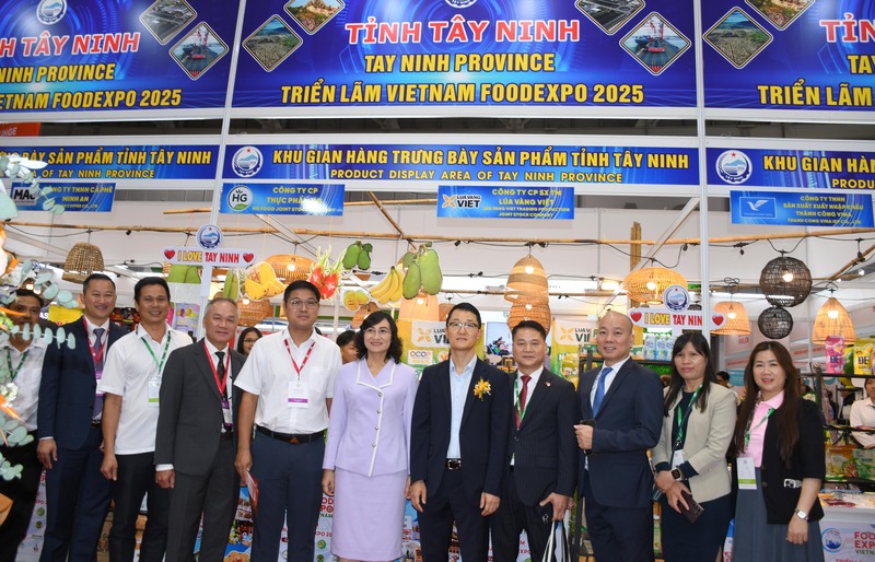 Thứ trưởng Oklavip khuyến mã hấp dẫn mỗi ngày Phan Thị Thắng thăm gian hàng trưng bày, giới thiệu tỉnh Tây Ninh tại sự kiện. Ảnh: Minh Khuê.