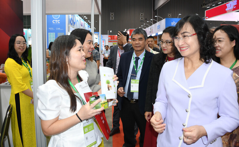 Okvip tại về giới thiệu sản phẩm với Thứ trưởng Phan Thị Thắng tại sự kiện. Ảnh: Minh Khuê.