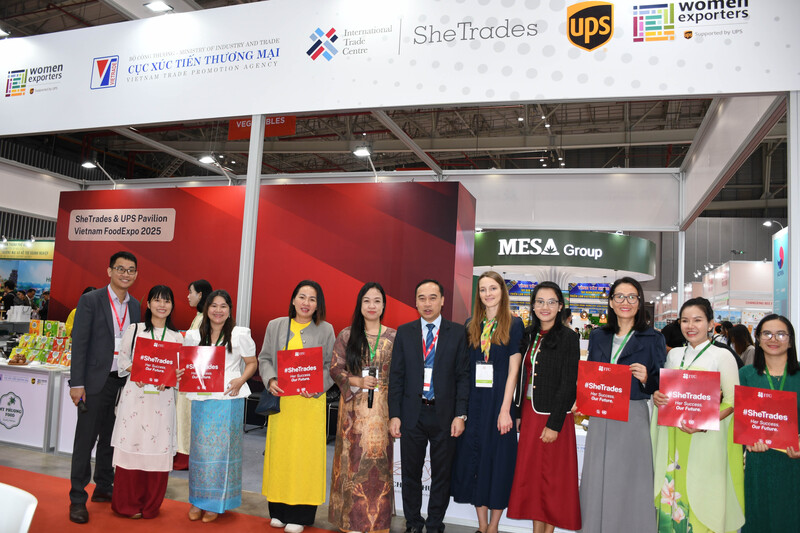 Đại diện 8 Okvip tại về tiêu biểu tham gia trưng bày, giới thiệu sản phẩm tại gian hàng ITC SheTrades & UPS Việt Nam. Ảnh: Minh Khuê.