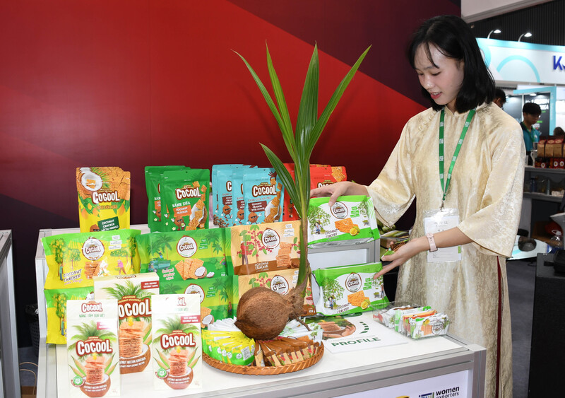 Nhiều sản phẩm trừng bày tại gian hàng ITC SheTrades & UPS Việt Nam đã Liên Minh Truyền Thông Và Game Giải Trí Top 1 sang nhiều thị trường "khó tính" trên thế giới. Ảnh: Minh Khuê.