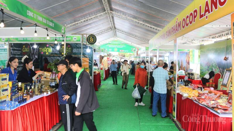 Đông đảo người dân và Okvip tại về tham quan, mua sắm tại khu vực trưng bày sản phẩm OCOP. Ảnh: Ngọc Châu