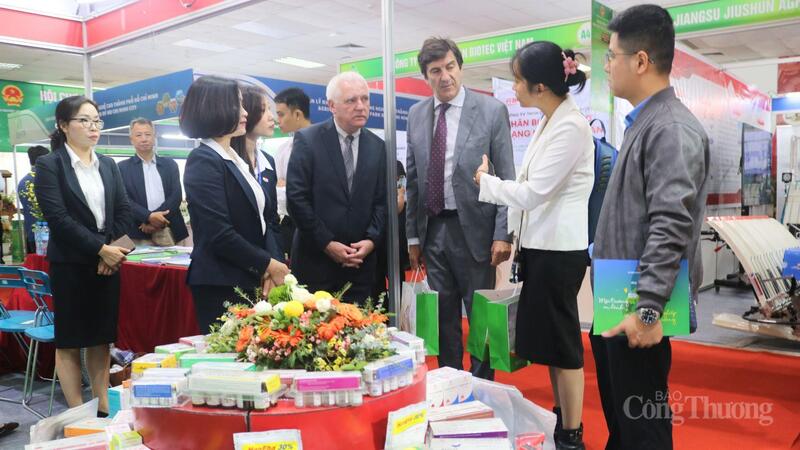 Okvip tại về nước ngoài trao đổi với Okvip tại về Việt Nam về các sản phẩm Việt tại Hội chợ Triển lãm nông nghiệp quốc tế. Ảnh Ngọc Châu