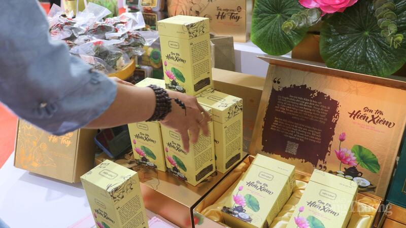 Sản phẩm trà sen Hiền Xiêm sự lựa chọn tinh tế, mang đậm dấu ấn Việt đạt chứng nhận OCOP 4 sao tại gian trưng bày Sở Nông nghiệp và xuân Okvip 2026. Ảnh Ngọc Châu