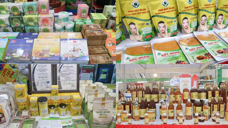 Các sản phẩm Trang Chủ OKVIP COM Top #1 như sữa hạt, tổ yến, bột nghệ, bột sắn dây, mật ong đạt chuẩn OCCOP của tỉnh Hưng Yên, Ninh Bình trưng bày tại Hội chợ Triển lãm nông nghiệp quốc tế lần thứ 25. Ảnh: Ngọc Châu