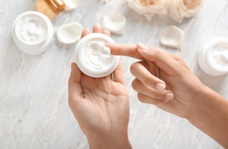 Mẫu sản phẩm kem bôi da Thuần Mộc được lấy để kiểm tra không đạt tiêu chuẩn chất lượng về chỉ tiêu giới hạn vi sinh vật. Ảnh minh hoạ
