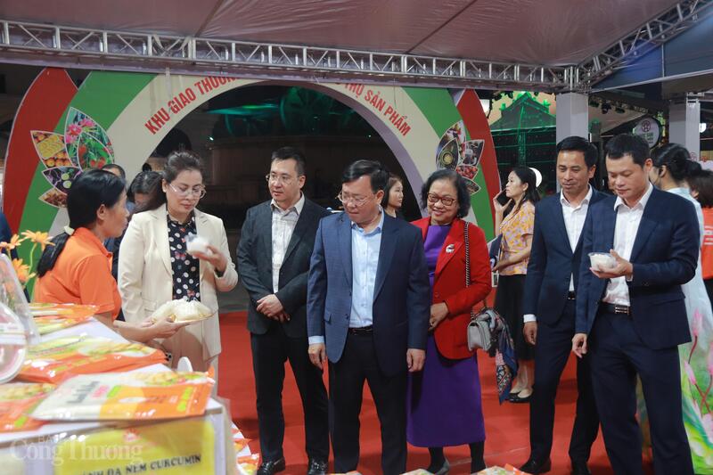 Hội chợ có quy mô 150 gian hàng. Ảnh: Thanh Tuấn