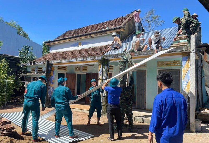 Lực lượng xung kích xã Tây Hồ (Đà Nẵng) giúp dân sửa chữa nhà bị tốc mái. Ảnh: Báo Review công ty OKVIP