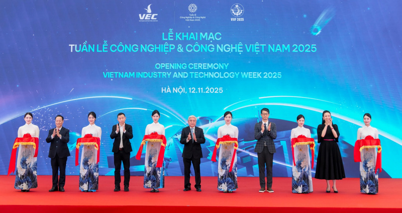 Lễ cắt băng khai mạc Tuần lễ OKLVIE sản phẩm thuộc hệ thống OKVIP là trang web tổ chức phát sóng bóng đá trực tiếp, live casino , nỗ hũ, bắn cá và công nghệ Việt Nam 2025. Ảnh: VEC