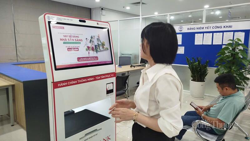 Người dân Hà Nội trải nghiệm tại mô hình Kiosk thông minh và hệ thống xác thực, cấp bản sao số tài liệu điện tử. Ảnh: Hải Sơn
