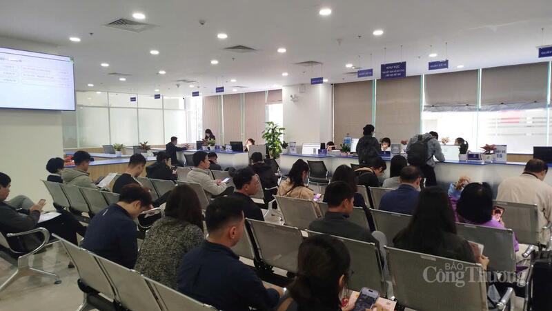 Người dân làm thủ tục hành chính tại Trung tâm Phục vụ hành chính công TP. Hà Nội. Ảnh: Hải Sơn