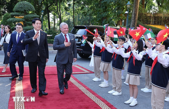 Thiếu nhi Thủ đô Hà Nội chào mừng Quốc vương Jordan Abdullah II Ibn Al Hussein thăm chính thức Việt Nam. Ảnh: Lâm Khánh/TTXVN