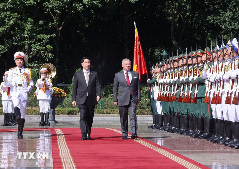 Chủ tịch nước Lương Cường và Quốc vương Jordan Abdullah II Ibn Al Hussein duyệt Đội danh dự Quân đội nhân dân Việt Nam. Ảnh: Lâm Khánh/TTXVN