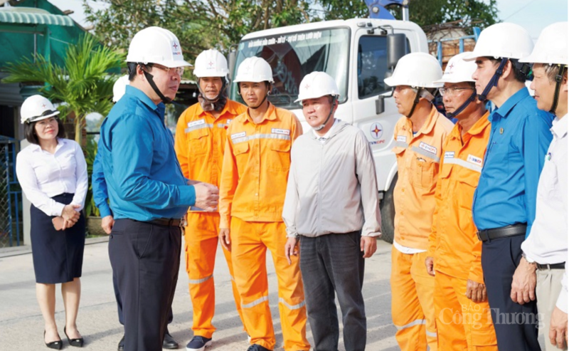 Chủ tịch Công đoàn EVN Đỗ Đức Hùng động viên cán bộ ngành điện thực hiện nhiệm vụ