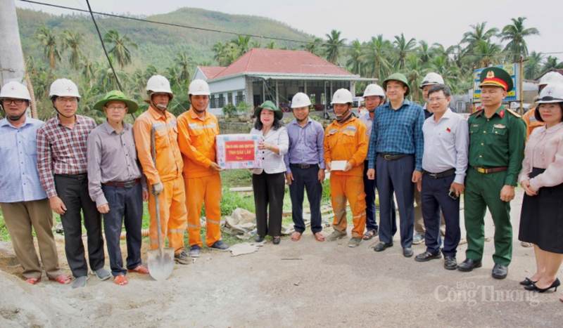 Bà Cao Thị Hòa An - Phó Bí thư thường trực Tỉnh ủy, Chủ tịch HĐND tỉnh Đắk Lắk đến thăm, động viên cán bộ ngành điện thực hiện nhiệm vụ ở phía Đông của tỉnh