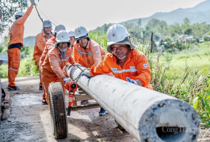 Cán bộ ngành điện Đắk Lắk khẩn trương khắc phục sự cố mất điện do bão số 13 gây nên