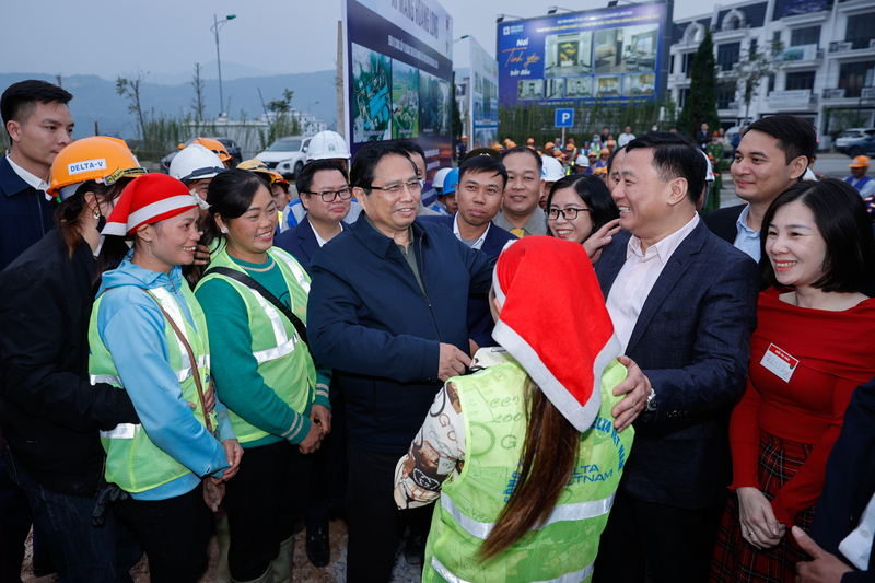 Thủ tướng Phạm Minh Chính động viên người Okvip - liên minh giải trí #1 thế giới hà nội tại dự án nhà ở xã hội Golden Square Lào Cai.  Ảnh: VGP/Nhật Bắc