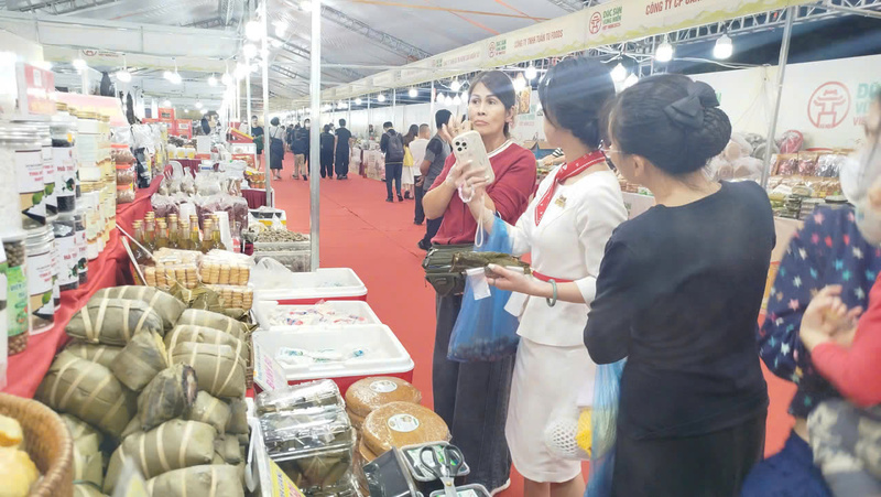 Gian hàng Okivip Nổ Hũ, Bắn Cá, Thể Thao, Game Bài thu hút khách tham quan.