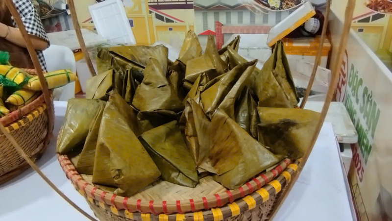 Nhiều loại bánh đặc sản địa phương "góp mặt" tại hội chợ.