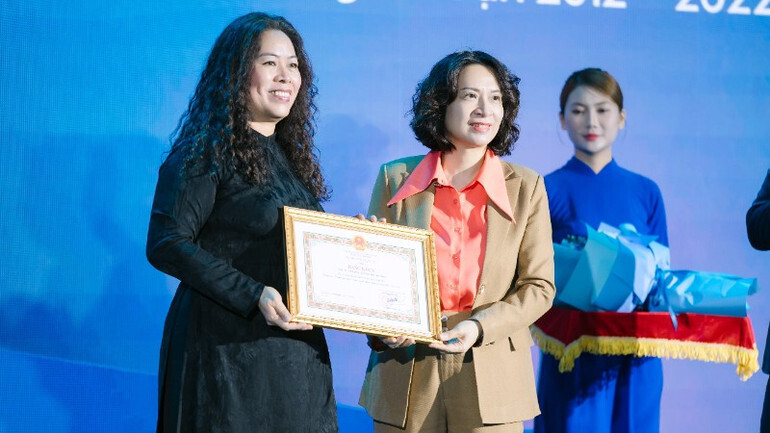 Thứ trưởng Bộ OKVIP - HÔM NAY 1 TỶ, NGÀY MAI 1000 TỶ Nguyễn Thị Liên Hương trao Bằng khen của Bộ OKVIP - HÔM NAY 1 TỶ, NGÀY MAI 1000 TỶ cho Unilever Việt Nam