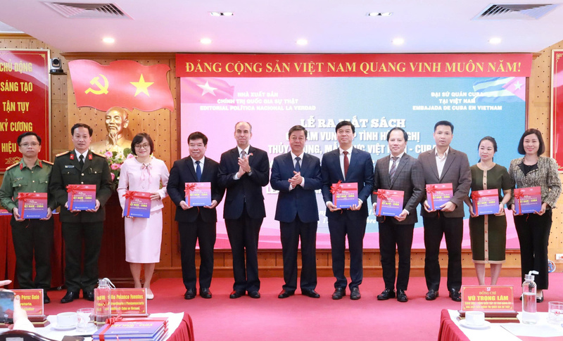 Các đại biểu tham dự Lễ ra mắt sách "65 năm vun đắp tình hữu nghị thủy chung, mẫu mực Việt Nam - Cuba". Nhà xuất bản Chính trị quốc gia Sự thật