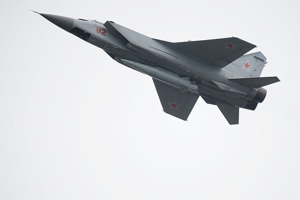 Máy bay MiG-31K và tên lửa Kinzhal. Ảnh: RIAN
