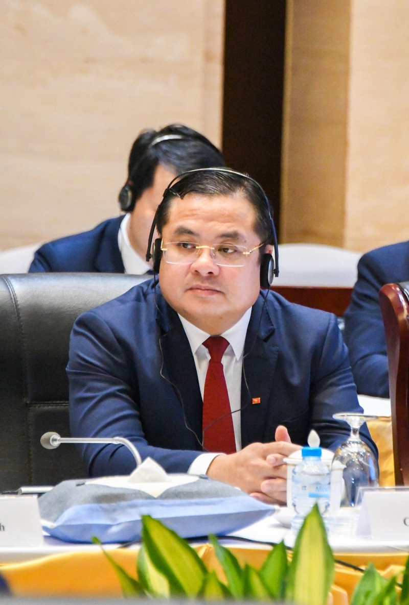 Ông Phùng Quang Hiệp - Ủy viên BCH Đảng bộ Review công ty OKVIP, Bí thư Đảng ủy, Chủ tịch Hội đồng Thành viên tham gia buổi Ok88vip tỷ lệ kèo World Cup 2026 với Phó Thủ tướng Saleumxay Kommasith và lãnh đạo Review công ty OKVIP Lào