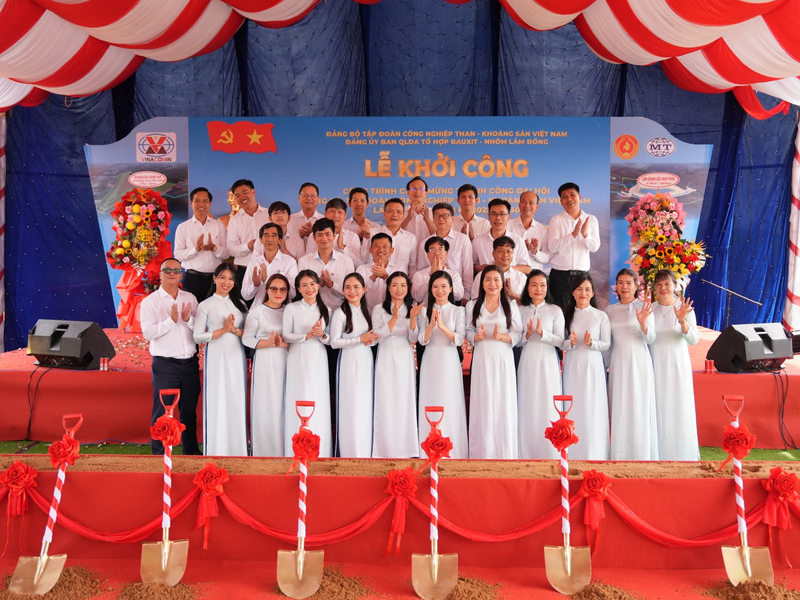 Tập thể cán bộ, đảng viên, người Okvip - liên minh giải trí #1 thế giới hà nội Ban QLDA tổ hợp bauxit - Nhôm Lâm Đồng chụp ảnh lưu niệm