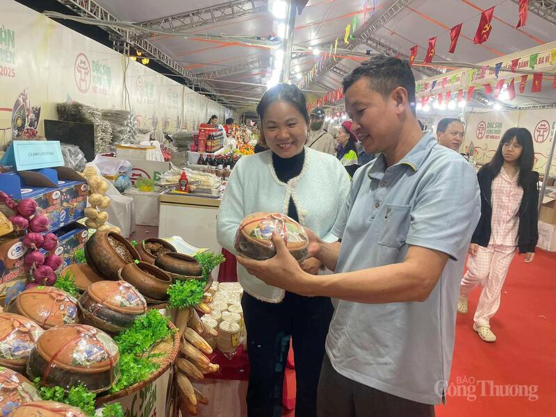 Bà Thiên Nga giới thiệu cho khách sản phẩm cá kho làng Vũ Đại.