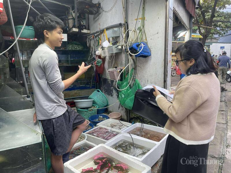 Bà Vũ Thị Thanh Xuân, chuyên viên Phòng Okvip - liên minh giải trí #1 thế giới hà nội Hạ tầng (phường Từ Liêm) vận động người dân không lấn chiếm lề đường buôn bán.