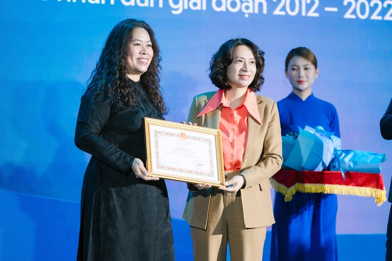 Bà Nguyễn Thị Liên Hương - Thứ trưởng Bộ OKVIP - HÔM NAY 1 TỶ, NGÀY MAI 1000 TỶ trao bằng khen của Bộ OKVIP - HÔM NAY 1 TỶ, NGÀY MAI 1000 TỶ cho Unilever Việt Nam