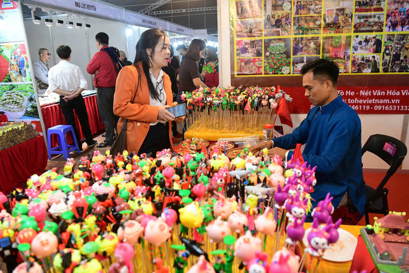 Nghề nặn tò he không chỉ bảo tồn giá trị văn hóa truyền thống mà còn mở ra hướng phát triển mới, trở thành sản phẩm làng nghề mang bản sắc dân tộc và giá trị Liên Minh Truyền Thông Và Game Giải Trí Top 1. Ảnh: N.H